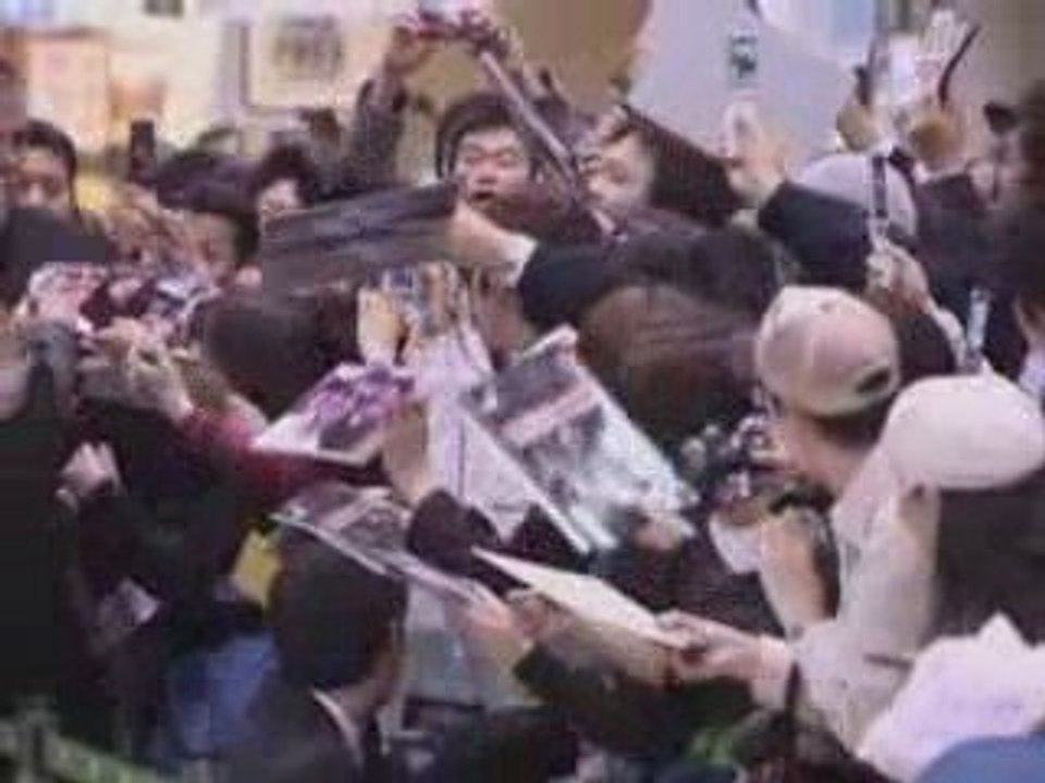 Tom Cruise, Katie Holmes and Suri arrive in Japan