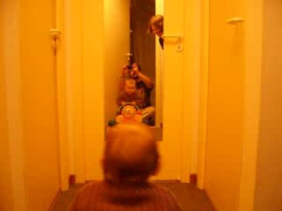 Jeanne pousse son petit pousseur