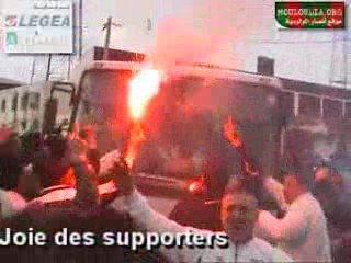 LA JOIE DES SUPPORTERS A LA SORTIE DU BUS DES JOUEURS