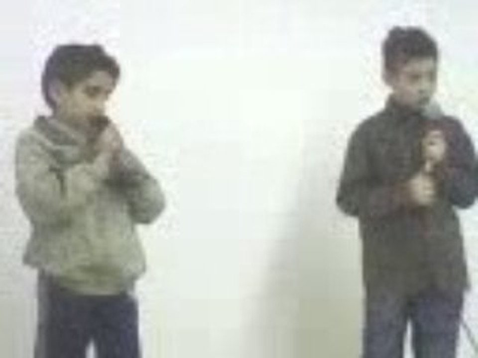 niño cantando para dios