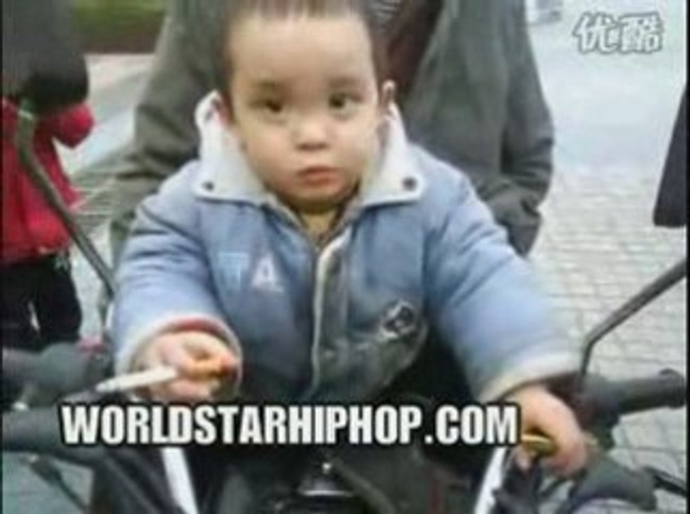 Jeune petit de 2 ans fume une cigarette