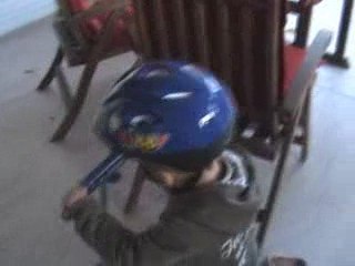 Jules se débrouille très bien en trotinette!