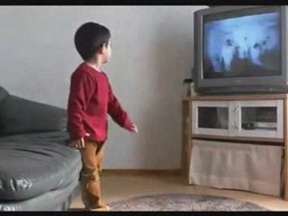 3 yrs old dance and singing Survivor