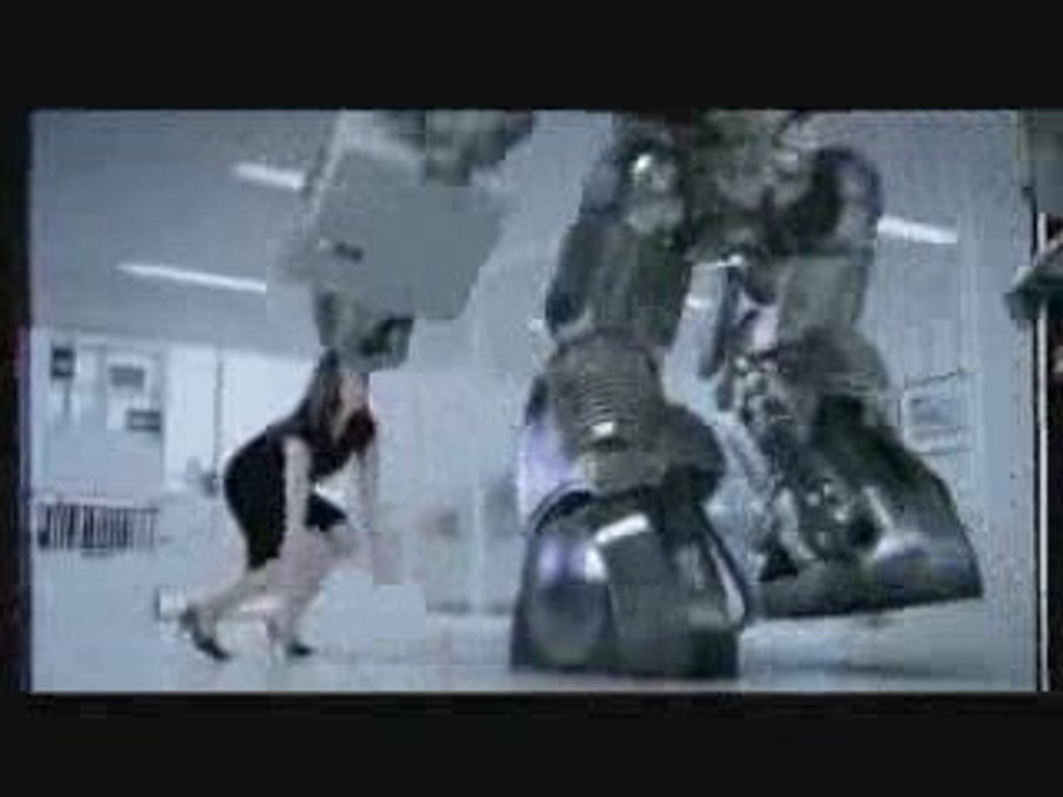 Vidéo super drôle d'une femme qui frappe