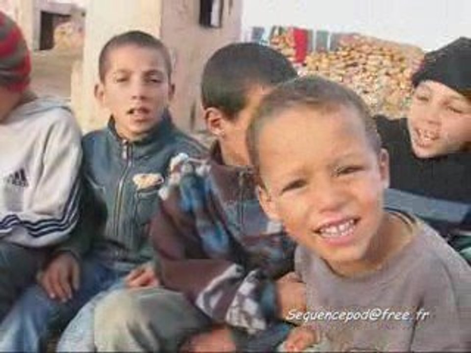 Les Enfants chantent l'hymne national marocain