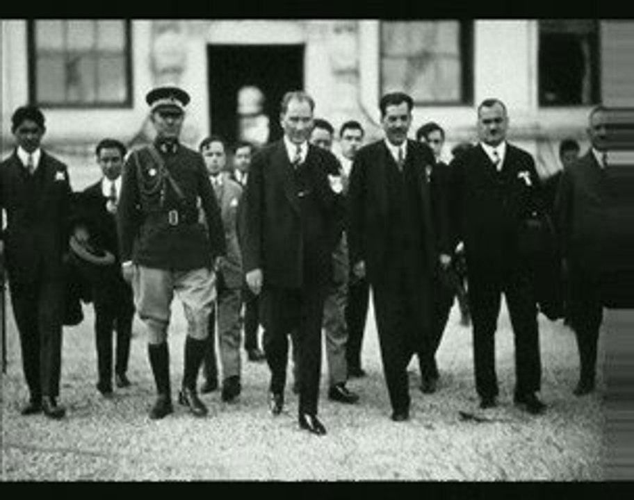 SARI SAÇLI MAVİ GÖZLÜ MUSTAFA KEMAL ATATÜRK