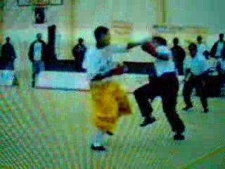 Justino combate contra kung-fu