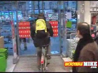 IncroyableMike fait du Vélib dans les Boutiques de Paris