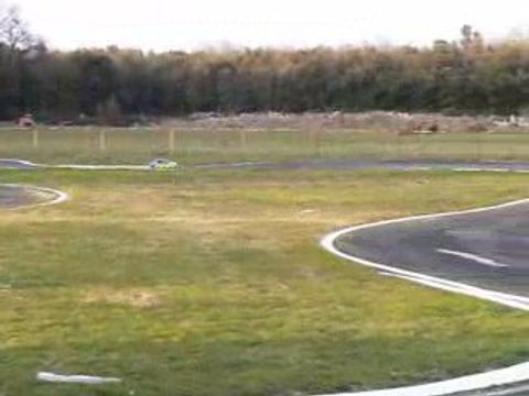 Essai sur la piste mouillé ca glisse