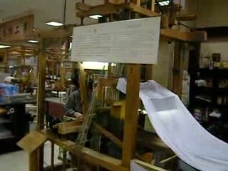 Ouvrière du textile à Kyoto, avec un métier Jacquart