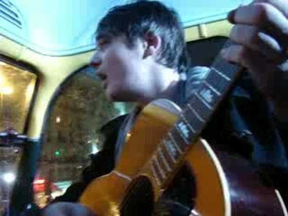 Pete Doherty bus Virgin Paris 10/03/2009
