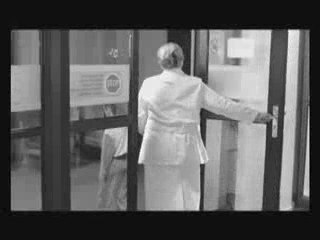 Chłopiec na galopującym koniu zwiastun