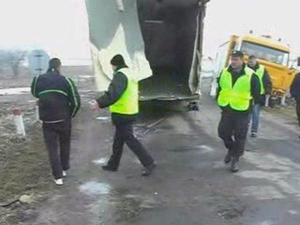 Łopatki: TIR wjechał pod pociąg. Kierowcy nic się nie stało