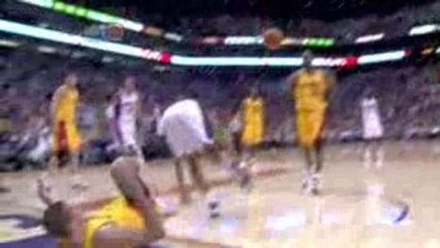 NBA Grant Hill goes hard to the hole with a lay-up over Sash