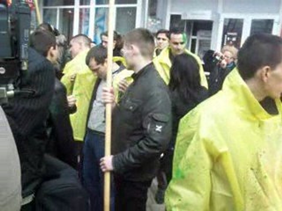 Potlogari comunisti arunca cu vopisea