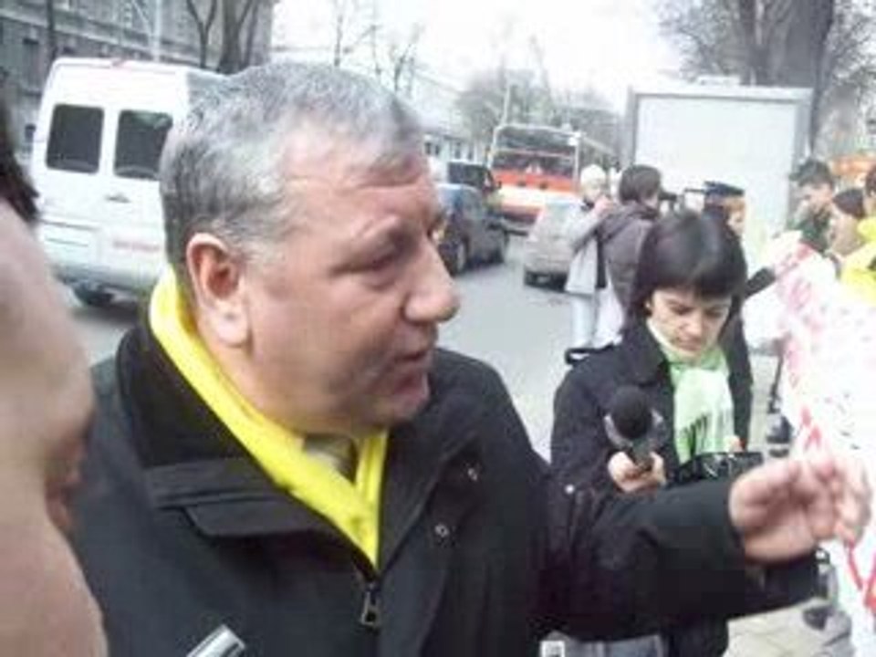 Potlogari comunisti arunca cu vopisea