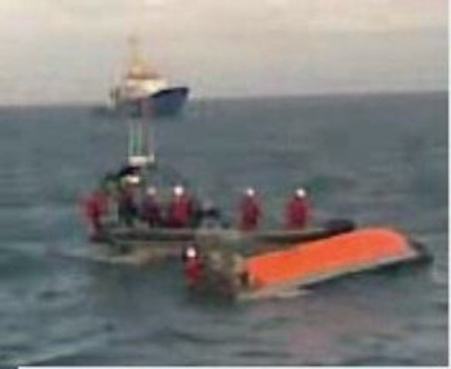 Omgeslagen bootje bij Den Helder