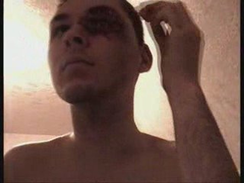 Maquillage agrafer un oeil