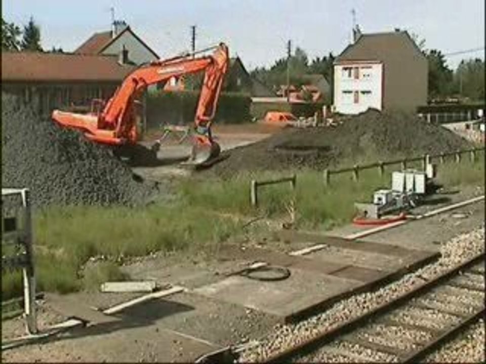 ENGINS TRAVAUX RAILROUTE ME05SEP07 CHAULNES(80)