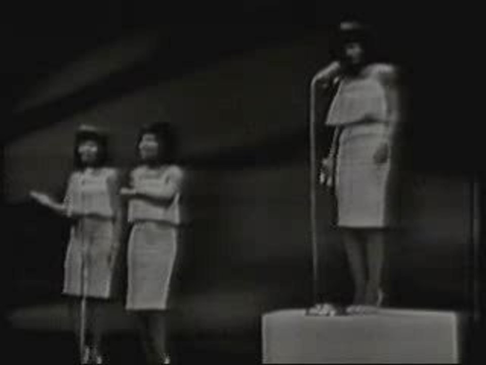 Martha & Vandellas - 'Dancing in the Street' (live)