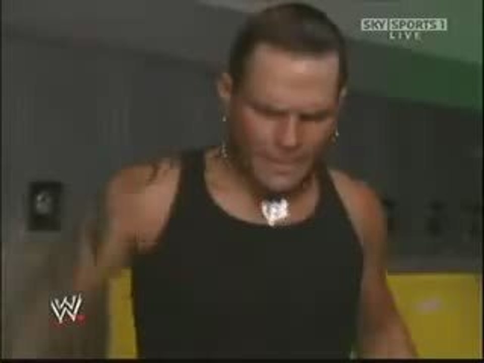 Jeff Hardy se prépare dans les vestiaires