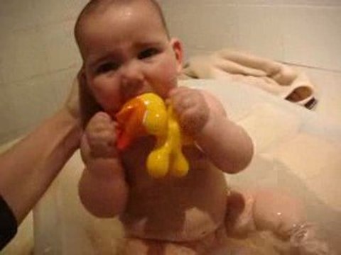 Alia 6 mois 9 jours le bain