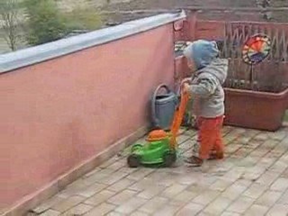 Mattéo et Nathan jouent sur la terrasse