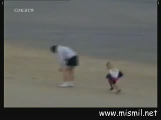 Ablasının poposuna çarpan ufak kız