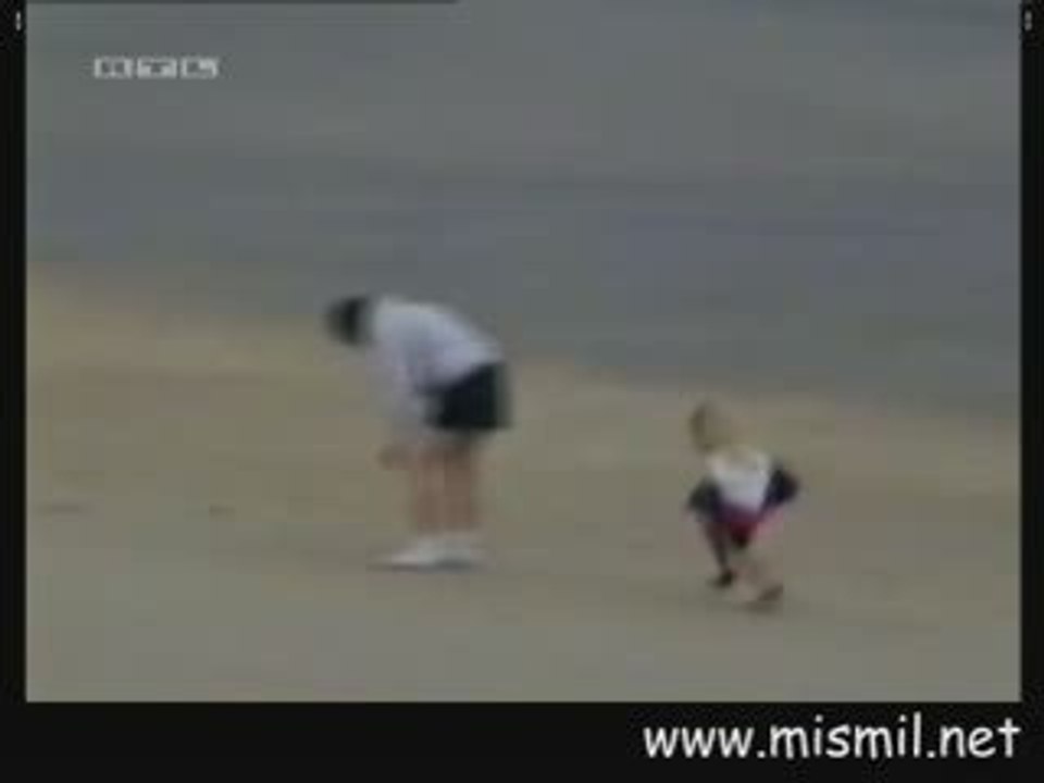 Ablasının poposuna çarpan ufak kız
