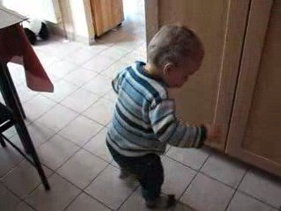 090314 - thibault 19 mois danse sur prodigy