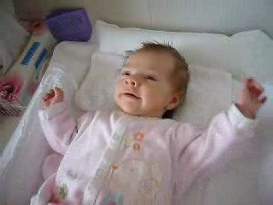 Charlotte sur la table à langer (1er épisode)