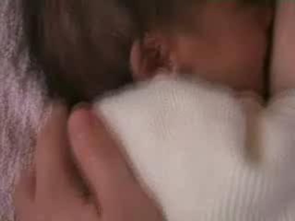 Première tétée à la maison