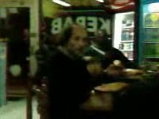 un clochard complétement bouré devient raciste