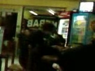 un clochard complétement bouré s énerve!!!!!!