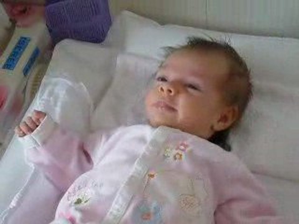 Charlotte sur la table à langer (3e épisode)