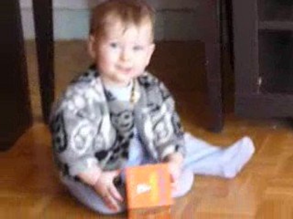 jouer avec ses cadeaux d'anniv' avant l'heure, trop cool !