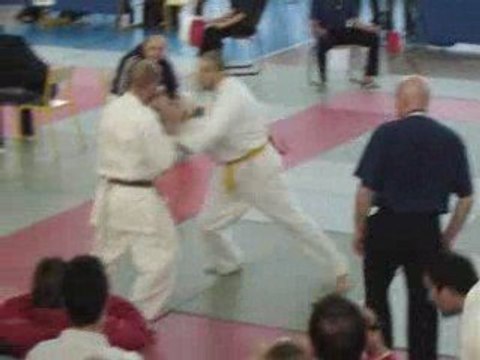 Coupe de France de Kyokushin Mars 2009 1er combat Freddy -90