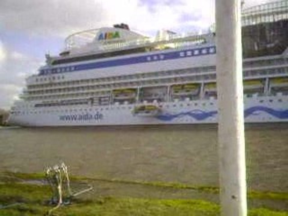 Beibooteinholung an AIDA LUNA