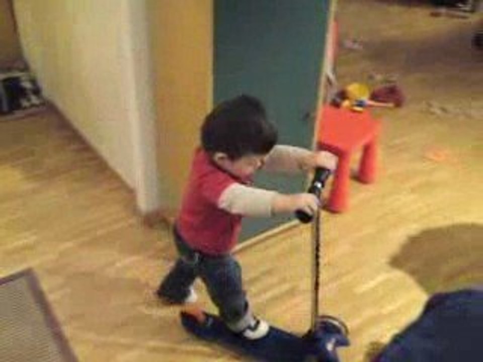 Evan en trottinette