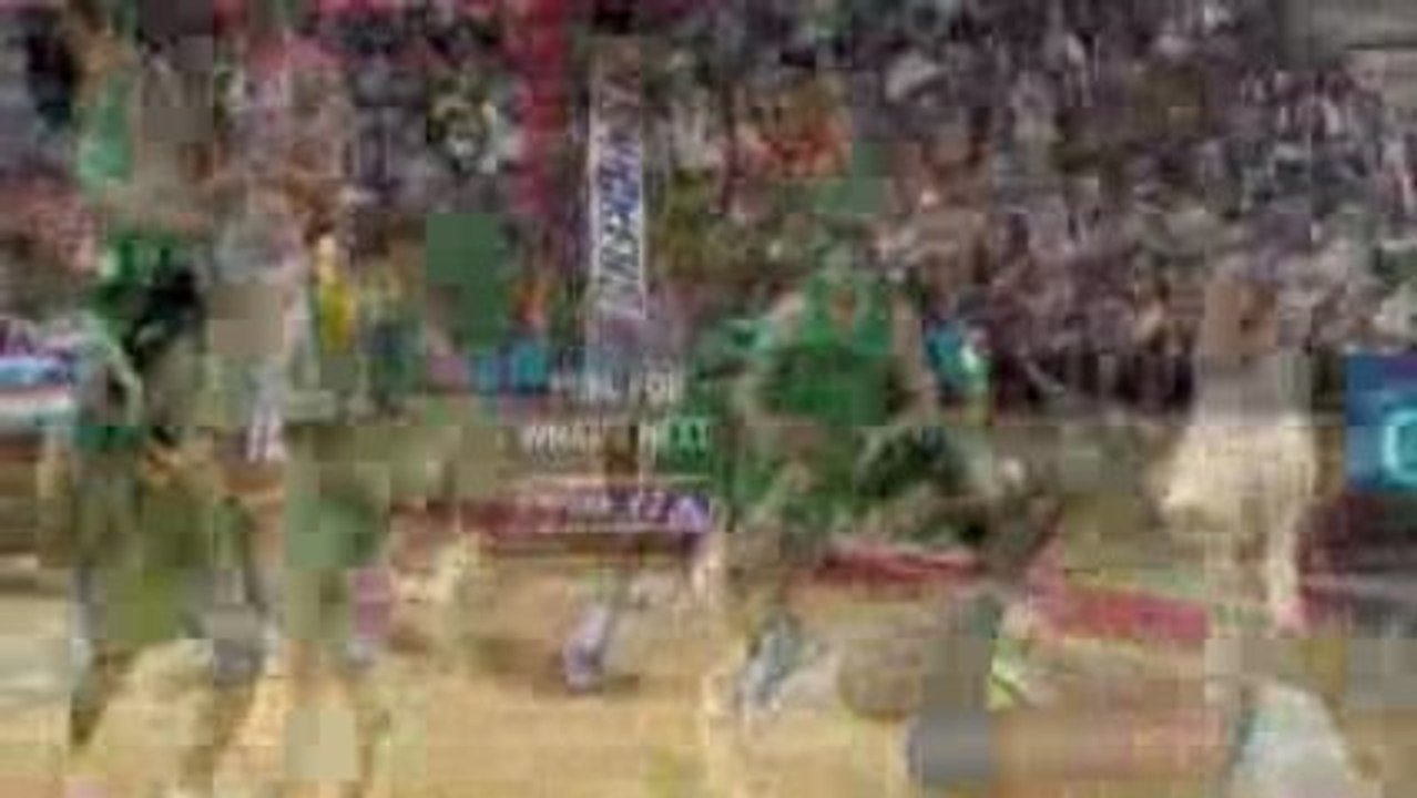 NBA Shawn Marion elevates over Danny Granger for the monster