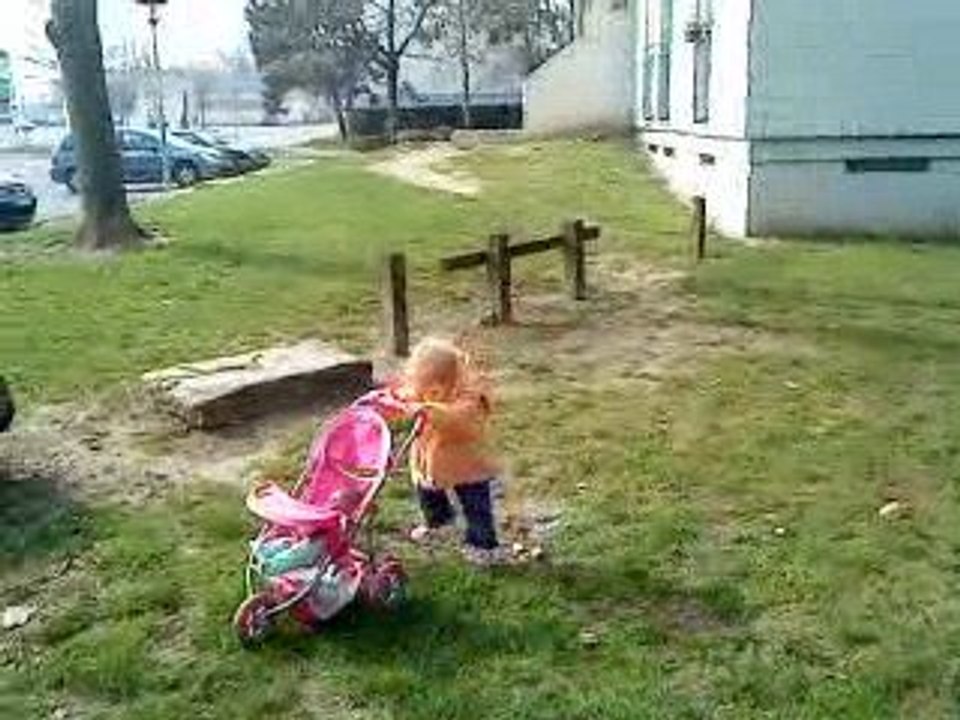 ma fille ma femme enpromenade dans le parc