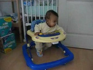 Didi marche... avec un peu d'aide