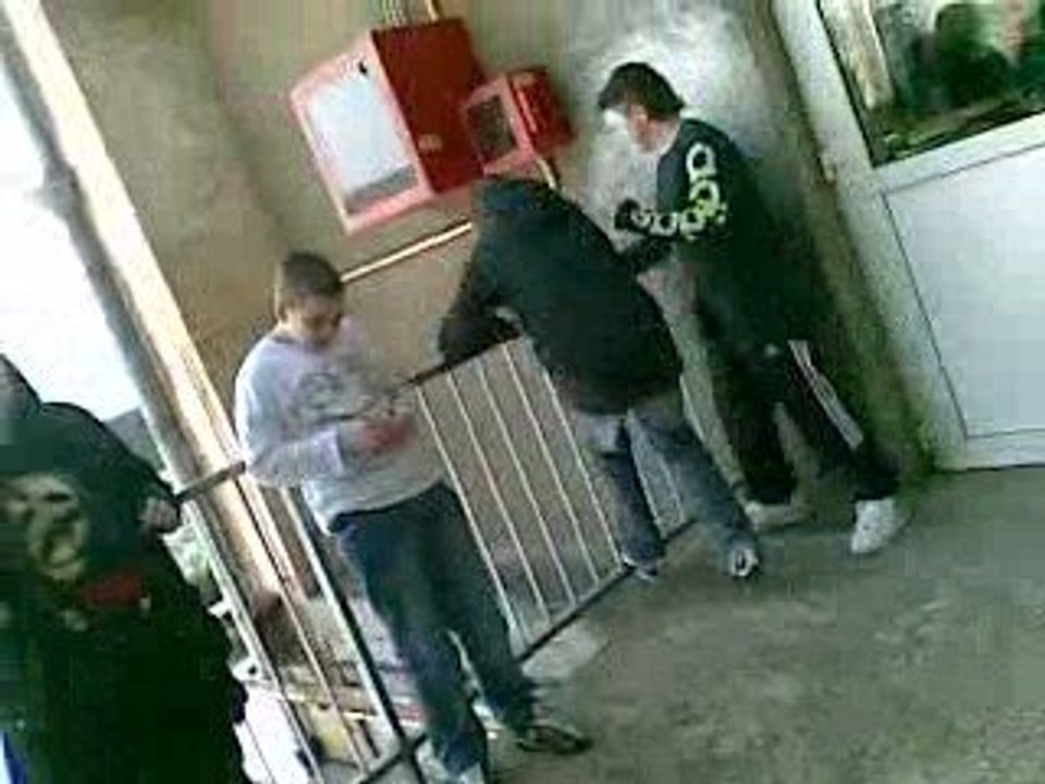 Nous quand on est a la cantine et k'on s'emmèrde xd