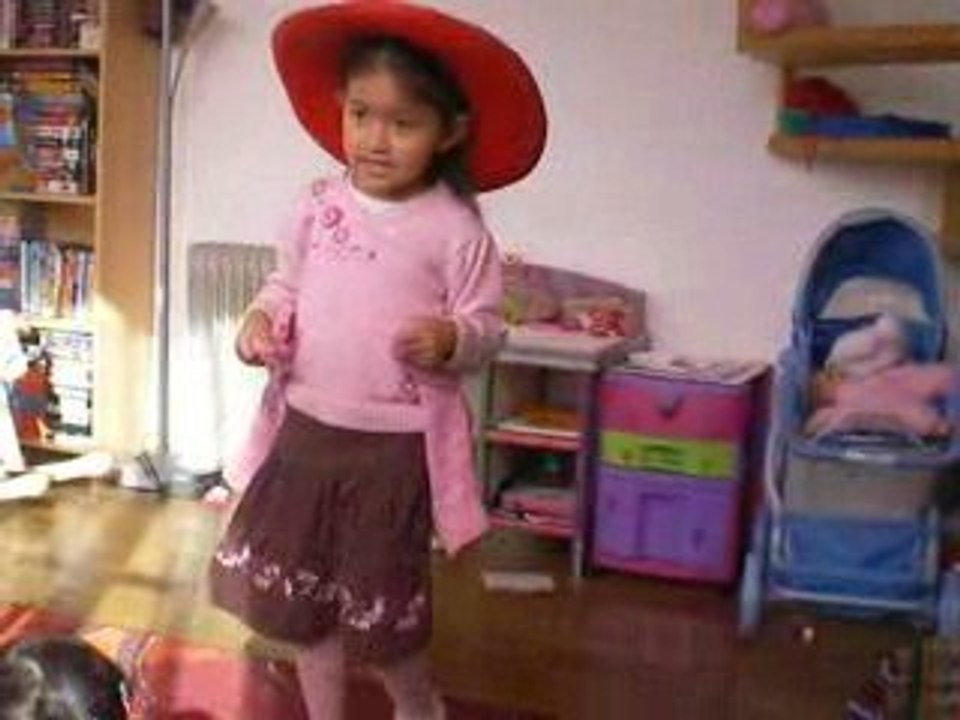 Nina danseuse de Otavalo
