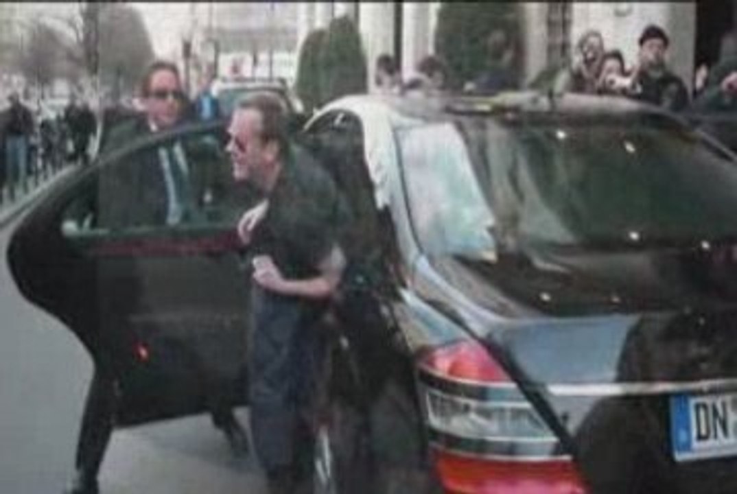 kiefer Sutherland in Paris 2009 music video