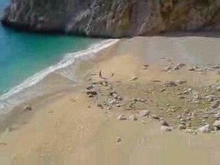 Dunyaca ünlü plajda dedektörle ne arıyorlar