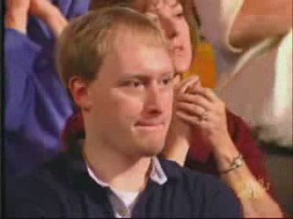 Benny Hinn descend de sa plate-forme et oints