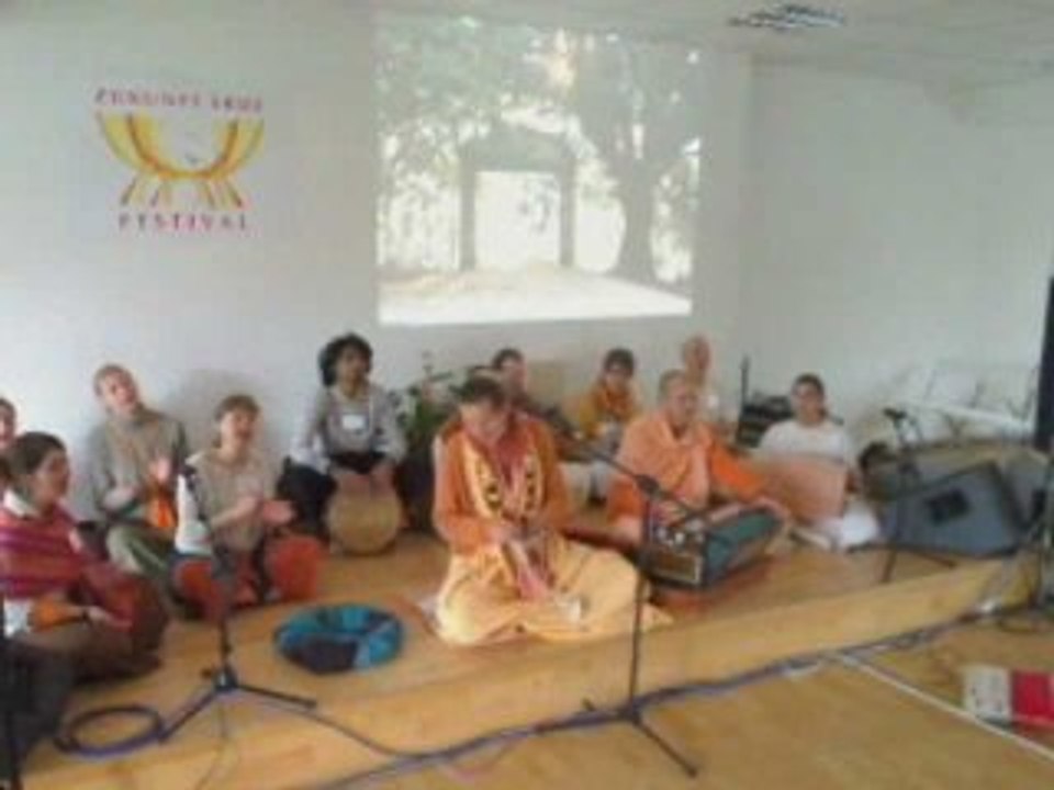 Bhajans mit den Krishna Mönchen