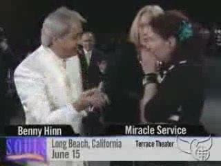 Benny Hinn prie pour une femme