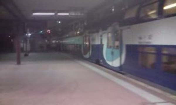 BB17074 avec ses VB2N Transiliens bleu à Paris Nord